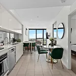 Sky Suite - Cbd 2Br With Stunning Views, Pool And Gym