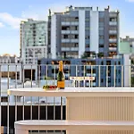 Stylish And Central 2Br Apt With Balcony And 2 Car Space