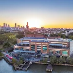 Sky Suite - Cbd 2Br With Stunning Views, Pool And Gym