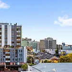 Stylish And Central 2Br Apt With Balcony And 2 Car Space