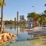 Stunning 2Br - Tallest Building In Cbd Plus Pool, Gym