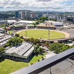 Bright Bowen Hills Apartment, Close To City Life