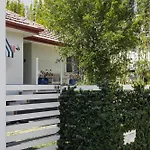 Bird And Leaf Cottage