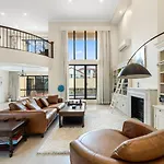 Holiday home Luxe Spacious Family With Pool And Patio