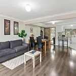 3Br Townhouse Stylish Living In Sunnybank Hills