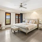 Holiday home Luxe Spacious Family With Pool And Patio