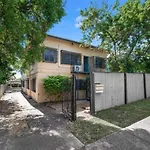 Studio Room Ensuite Bathroom Brisbane City Near Kangaroo Point And Gabba Cricket Stadium