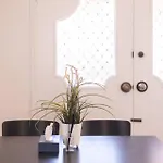 Sunny 2br In Prime Location Brisbane