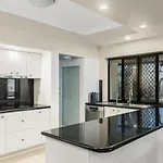 Holiday home Luxe Spacious Family With Pool And Patio *