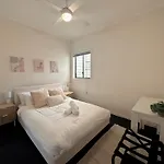 Modern 2Br Retreat - 5Min To Cbd & Free Parking