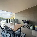 Modern 2Br Retreat - 5Min To Cbd & Free Parking
