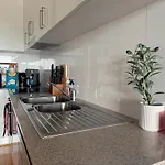 Modern 2Br Retreat - 5Min To Cbd & Free Parking