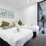 West End 2Br Gem With Rooftop Pool, Balcony & Parking