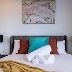 Stylish & Modern Retreat With Rooftop Vista & Pool, Car Park, Walk To Gabba