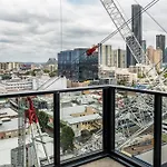 Impeccable 2-bed With Pool & Outdoor Dining Brisbane
