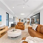 Deluxe 4-Bed Home With Pool & Fire Pit