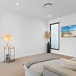 Deluxe 4-bed With Pool & Fire Pit Holiday home