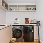 Deluxe 4-bed With Pool & Fire Pit Holiday home Brisbane