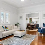 Family-friendly In Vibrant West End Holiday home *