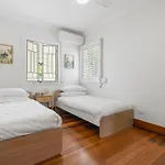 Family-friendly In Vibrant West End Holiday home *