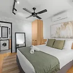 New Farm Apartment With Private Balcony & Bbq