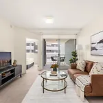 Chic West End Stay With Gym & Pool Access