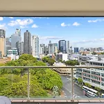 Bright 1-Bed With Great Views & Amenities