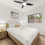 Vibrant 2-Bed Apartment With Pool And Gym Access