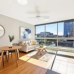 Elegant Inner-City 1-Bed With Rooftop Dining