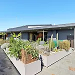 Elegant Inner-City 1-Bed With Rooftop Dining