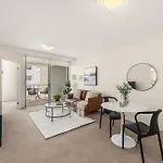 Chic West End Stay With Gym & Pool Access