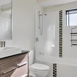 Bright 2-bed With Private Balcony & Serene View Apartment *