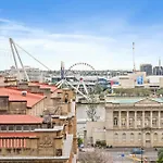 2-Bed Brisbane City Pad With Pool & Gym