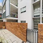 Vibrant 2-Bed Apartment With Pool And Gym Access