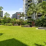 Chic West End Stay With Gym & Pool Access