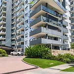Chic West End Stay With Gym & Pool Access