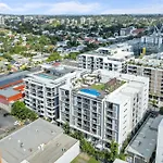 Stylish West End Stay With Rooftop Pool & Bbq