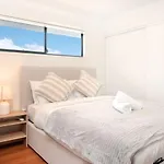 Urban Luxe Retreat 3-Level Stylish Home Near Cbd