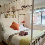 Air Conditioned Holiday Dream Castle Youth Hotel