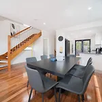 Urban Luxe Retreat 3-Level Stylish Home Near Cbd