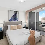 Central City 2Br Apt With Balcony, Pool, Gym And Wifi