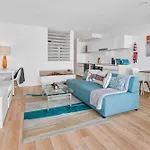 Spacious 2-bed Unit With Balcony Next To The Gabba Brisbane