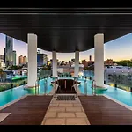 Stylish 1-Bed With Pool, Gym & Free Parking