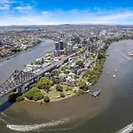 Stunning River View 2-Bed With Pool, Sauna And Gym