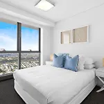 Stunning River View 2-Bed With Pool, Sauna And Gym