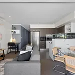 Chic 2-bed & 5 Minutes Walk To Qpac Brisbane