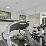 Chic 2-Bed Apartment & 5 Minutes Walk To Qpac