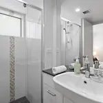 Chic 2-bed & 5 Minutes Walk To Qpac Apartment