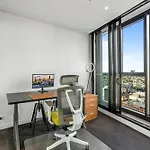 Chic 1-Bed With Parking, Infinity Pool And Gym