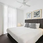 Chic 2-Bed With Rooftop Pool Overlooking The City